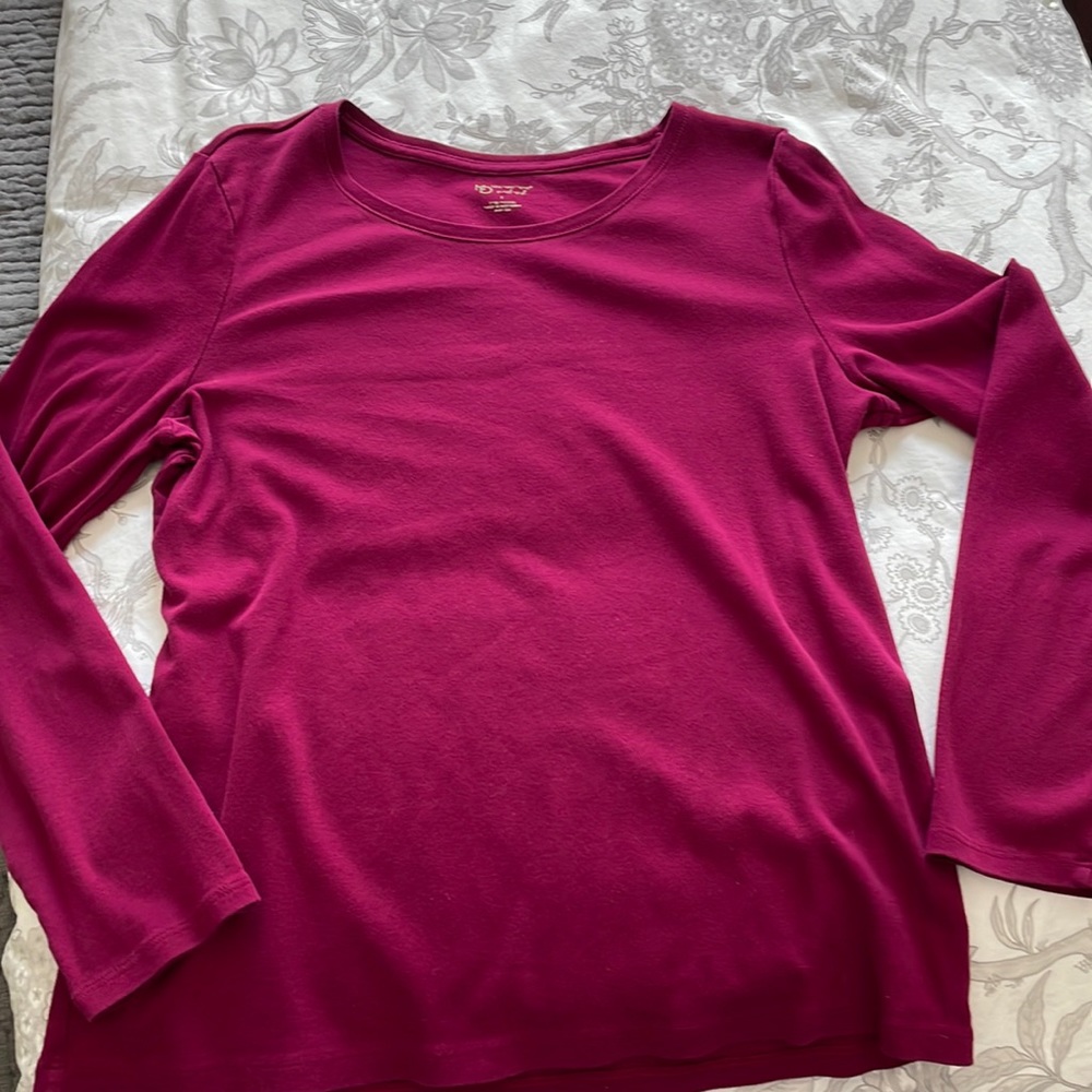 4/10$ Long sleeve cranberry tee. Great used condition